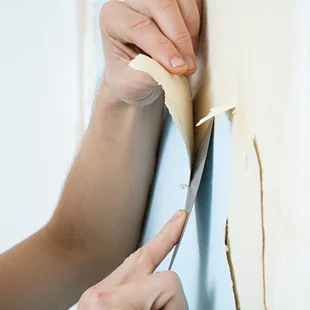 Tapete entfernen - Alte Tapete von einer Wand entfernen.